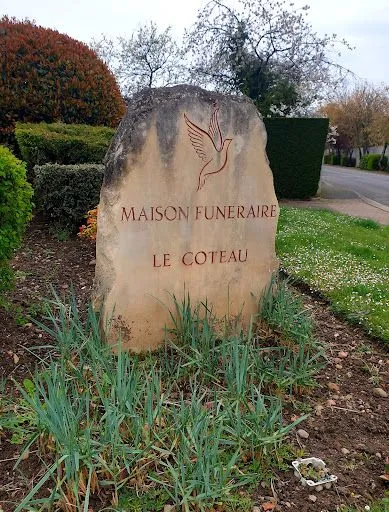 Maison Funéraire à Le Coteau