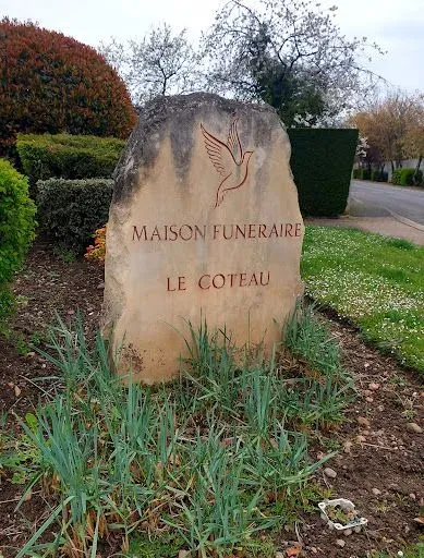Maison Funéraire à Le Coteau